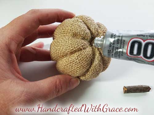 No-Sew Burlap Pumpkin - How to make a super cute burlap pumpkin without sewing a stitch.